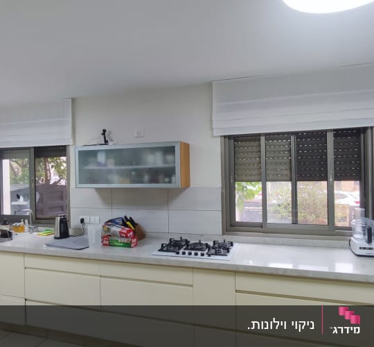 וילון לבן מעל חלון במטבח מודרני